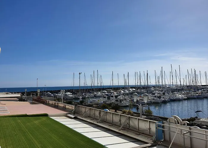 Résidence De Standing La Pêcherie Spacieux T3 Comme Un Cocon Familial Vue Et Sur L'avant Port Sur Le Bout Du Bout De Cap D'agde Seule Cap En Occitanie